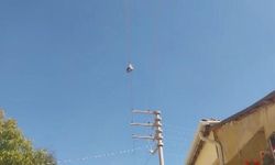 Eskişehir'de Yıllardır Elektrik Telinde Asılı Kalan Botlar Merak Uyandırıyor