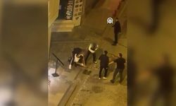 Fatih'te üç kişinin bir kişiye saldırdığı anlar güvenlik kamerasına yansıdı