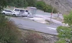 Gümüşhane'de kavşakta minibüs ve otomobil çarpıştı, 4 kişi yaralandı