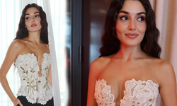 Hande Erçel, Valentino Defilesinde Orhan Pamuk Kitaplarıyla Dikkat Çekti