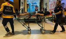 İnegöl'de motosikletle otomobil çarpıştı, 2 genç yaralandı
