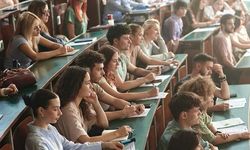 İngiltere'de Sosyal Medya İçerik Üreticiliği Bölümü ve Yıllık Eğitim Ücreti