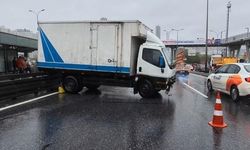 İstanbul E-5 Haramidere'de Kamyonetin Metrobüs Bariyerlerine Çarpması Trafiği Kilitledi