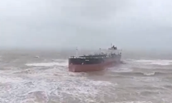 İstanbul Sarıyer açıklarında fırtına nedeniyle gemi karaya oturdu