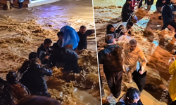 İstanbul Sarıyer'de sağanak sonrası vatandaşlar halat yardımıyla karşıya geçti