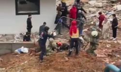İstanbul Sultanbeyli'de Anne ve Oğlu Çamura Saplanarak Mahsur Kaldı