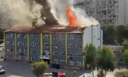 İzmir Karabağlar'da Ortaokul Çatısında Yangın Çıktı