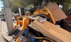 İzmit'te Kaldırımda Biriken Kullanılmış Eşyalar Yaya Geçişini Engelliyor