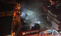 Kağıthane'de 4 katlı binanın çatısında çıkan yangın kontrol altına alındı