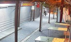 Kaldırım taşıyla camları kırıp telefoncu ve bankadan hırsızlık yaptı