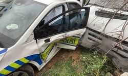 Karaman'da kamyonet ile polis aracı çarpıştı, 2 polis yaralandı