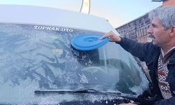Kars'ta sıcaklık eksi 6 dereceye düştü, araç camları buzlandı