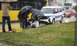 Kastamonu'da Yaralı Motosiklet Sürücüsüne Trafik Polisi Şemsiye ile Destek Verdi