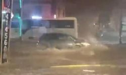 Kocaeli'de Sağanak Yağış Cadde ve Sokakları Su Altında Bıraktı