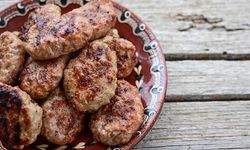 Köfte yapımında ekmek yerine yulaf kullanarak yumuşak sonuç alın