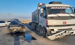 Konya Karapınar'da kamyon ile otomobil çarpıştı: 1 kişi yaralandı