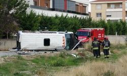 Konya'da servis minibüsü ile otomobilin çarpışması sonucu 9 kişi yaralandı