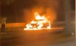 Küçükçekmece TEM Otoyolu'nda seyir halindeki otomobilde yangın çıktı
