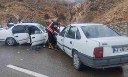 Malatya'da İki Otomobilin Çarpışması Sonucu 6 Kişi Yaralandı