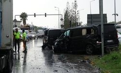Manavgat'ta kırmızı ışık ihlali yapan tır VIP tur araçlarına çarptı: 3 yaralı