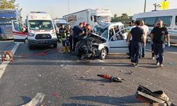 Mersin'de hafif ticari araç TIR'a çarptı: 2 kişi hayatını kaybetti, 1 kişi ağır yaralandı
