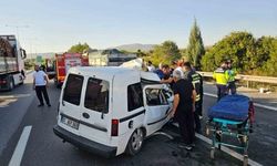 Mersin'de hafif ticari aracın çekiciye çarpması sonucu 2 kişi yaşamını yitirdi