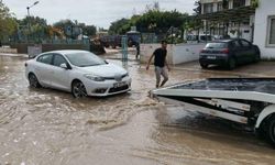 Mersin'in Silifke ve Erdemli ilçelerinde etkili sağanak sonrası yollar ve tarım arazileri su altında kaldı