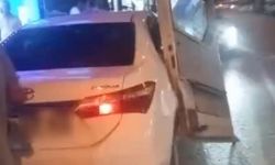 Minibüs kapısı otomobile çarparak zarar verdi