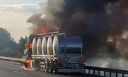 Otoyolda çıkan yangında TIR tamamen zarar gördü