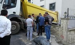 Pendik'te fren arızası yaşayan hafriyat kamyonu 6 katlı binaya çarptı: 1 yaralı