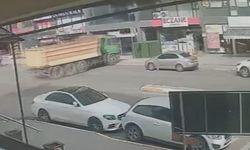 Pendik'te hafriyat kamyonunun eczaneye girdiği an kameraya yansıdı