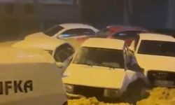 Sakarya'nın Karasu ilçesinde sağanak nedeniyle araçlar sele kapıldı