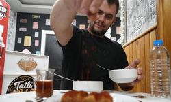 Samsunlu Caner Özsercan Tatlı ve Çayını Acı Pul Biberle Tüketiyor
