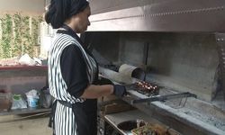 Şanlıurfa'da kadın ustalar ciğer kebabında dikkat çekiyor