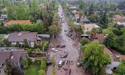 Şili'de meydana gelen sel felaketinde çok sayıda araç sürüklendi