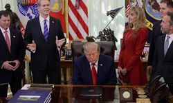 Trump'ın Arkasında Yer Alan Kişi Sosyal Medyada 'Uzaylı' Benzeri Görüntülendi