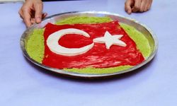 Türk bayrağı desenli katmer ilgi gördü