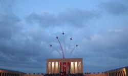 Türk Yıldızları, Cumhuriyet Bayramı'nda Anıtkabir üzerinde saygı uçuşu yaptı