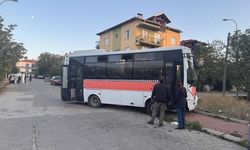 Uşak'ta midibüs ile otomobil çarpıştı, 4'ü çocuk 7 kişi yaralandı