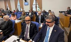 Yeni Partili vekillerin siyah bantlı protestosu tartışma yarattı