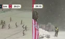 Yoğun kar yağışı altında gerçekleşen futbol maçı izleyenleri etkiledi