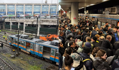 Esenler’de Metro Raydan Çıktı: Yolcular Raylarda Yürüdü