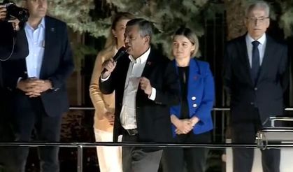 Özgür Özel'den CHP Genel Merkezi Önünde Partililere Çağrı
