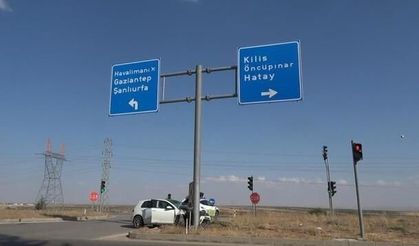 Kilis'te otomobil yön tabelasına çarptı: 2 kişi yaralandı