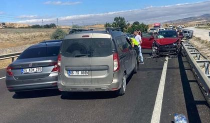 Kırıkkale'de Zincirleme Trafik Kazasında 3 Kişi Yaralandı