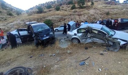 Mardin'de İki Otomobilin Çarpışması Sonucu 9 Kişi Yaralandı