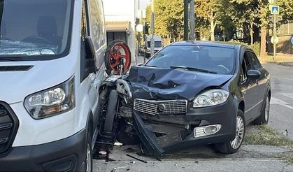 Bursa'da motosiklet otomobille çarpıştı, iki araç arasında sıkıştı: 1 ağır yaralı