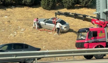 Bursa'da otomobil bariyerleri aşarak tarlaya uçtu, sürücü yara almadan kurtuldu
