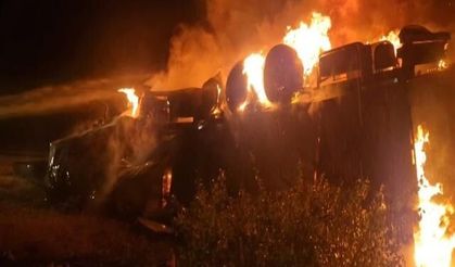 Çorum Alaca'da Devrilen TIR Alev Aldı, Yangın İtfaiye Tarafından Söndürüldü
