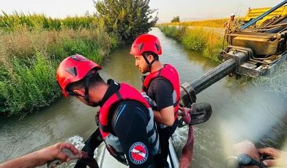 Diyarbakır Silvan'da Su Kanalına Uçan Otomobilin Sürücüsü Sağ Kurtarıldı